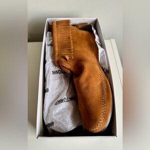 NIB Minnetonka Womens Sz 9.5 MOCCASINS Brown 282 Fringe Back Zip HardSole Ankle
